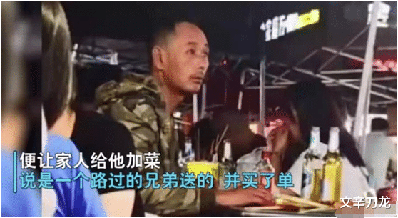 时尚小妹妹 中年男人街边独酌满目艰辛！网友：在他身上看见了心底的孤独