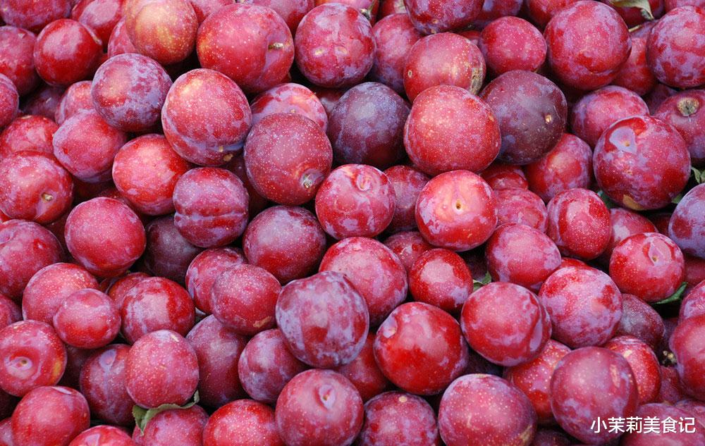 李子|7月这碱性水果不吃就没了，遇到买10斤，煮好放冰箱，解馋又营养