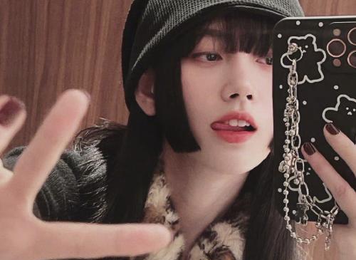 穿衣搭配|鞠婧祎终于不做乖乖女，换发型吐舌头比手指，成魅惑小太妹