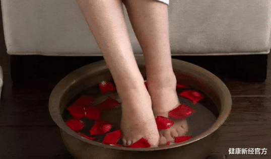 健康新经官方 26岁女子频繁腹痛，查出肝癌，肝科医生：如厕2个异常，趁早检查