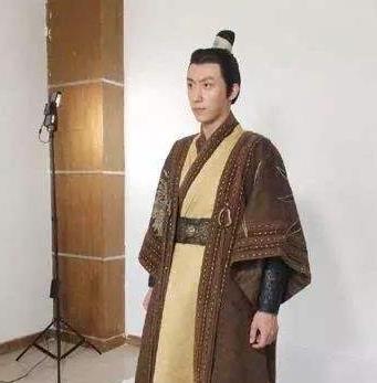 黄景瑜|“硬汉小生”黄景瑜：从服务员到一线男星，他只用了两年时间