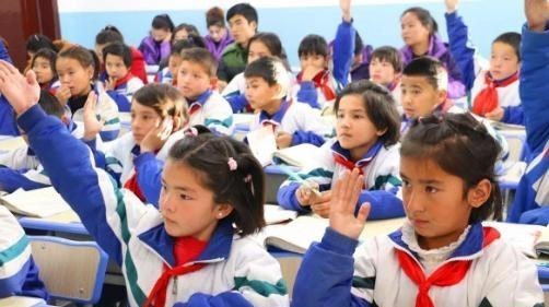 学习一角 小学生因“名字”走红，连名带姓只需3笔，网友：幸亏还有弯钩