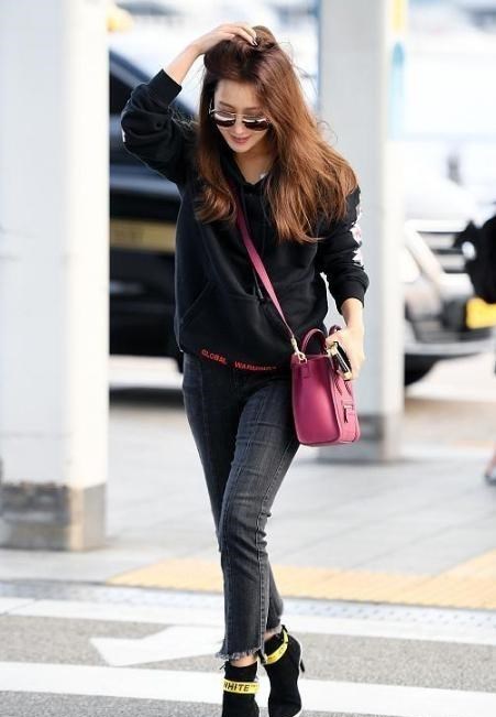 小陈有说 44岁金喜善穿白T恤牛仔裤身材超棒，青春状态如少女，保养得真好