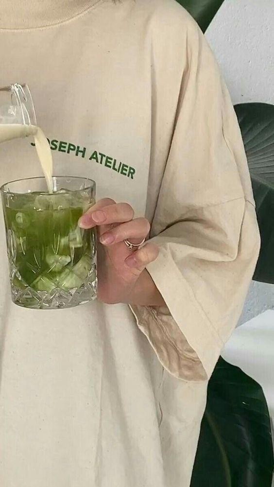 封面时尚|黑灰白色彻底过时了，今年流行抹茶绿色，百搭洋气，很显气质
