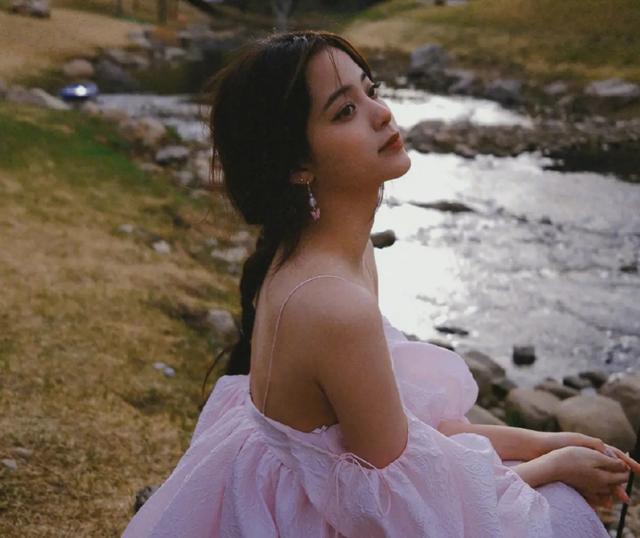 欧阳娜娜|欧阳娜娜最新大片出炉，穿粉色吊带裙站在小溪旁，氛围感十足