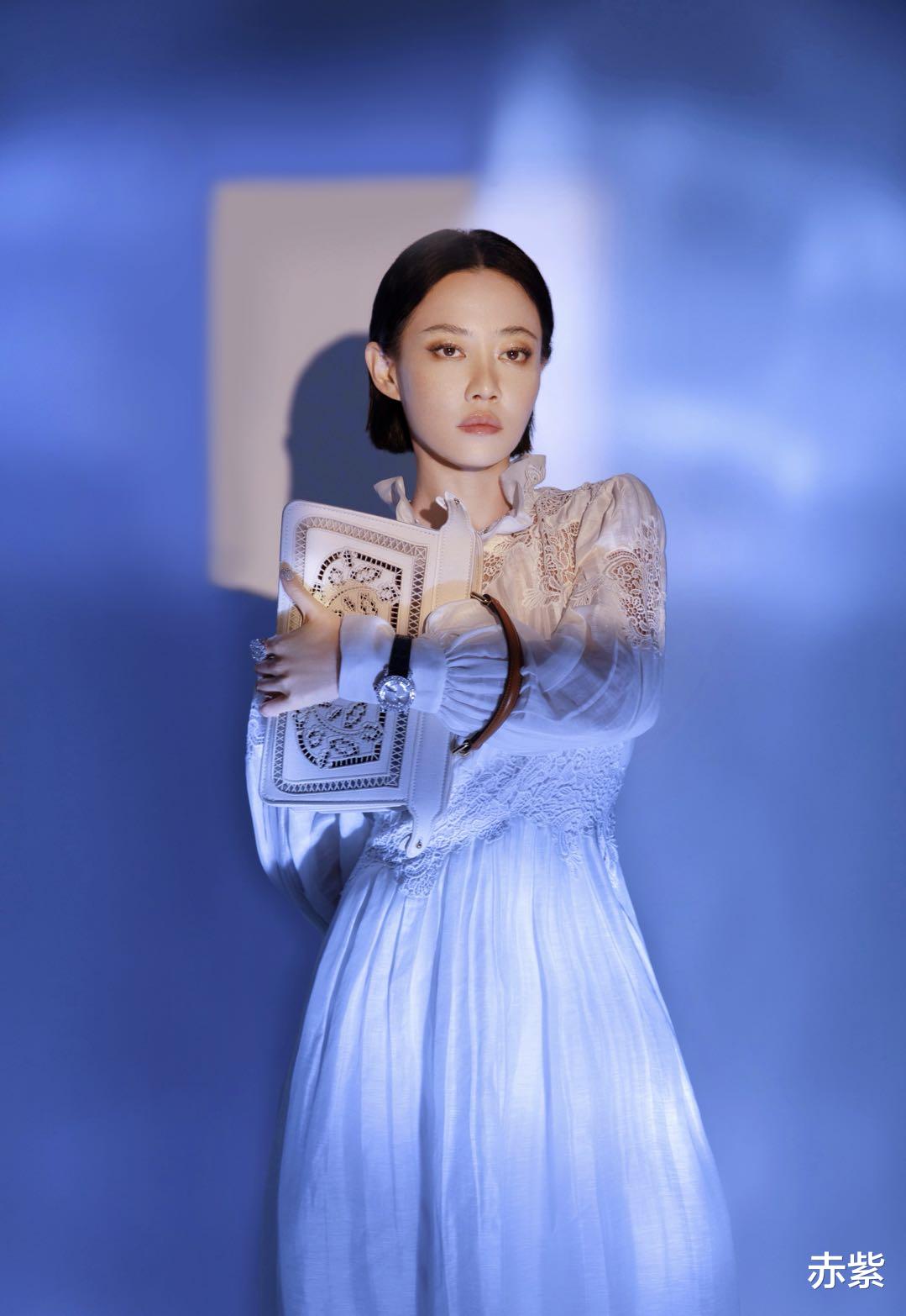 赤紫|礼服学谭卓穿连衣裙，桶型设计加蕾丝才更时髦显瘦