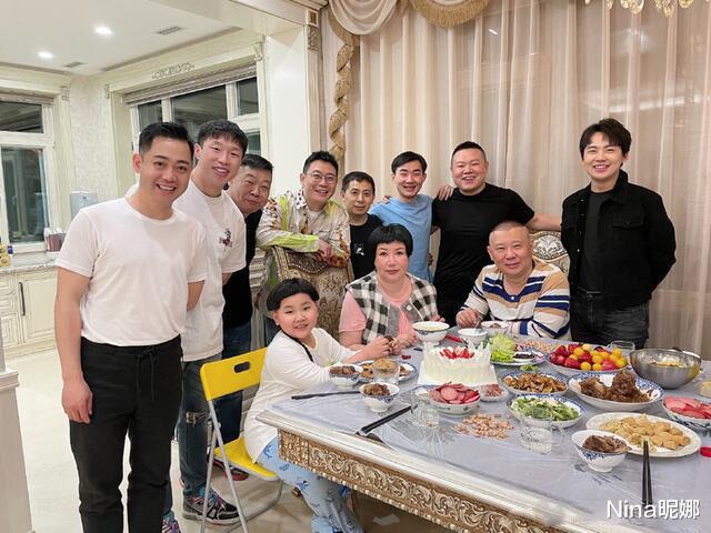 郭德纲|郭德纲老婆罕见登台亮相，45岁穿改良旗袍满脸福相，一看就是旺夫的人