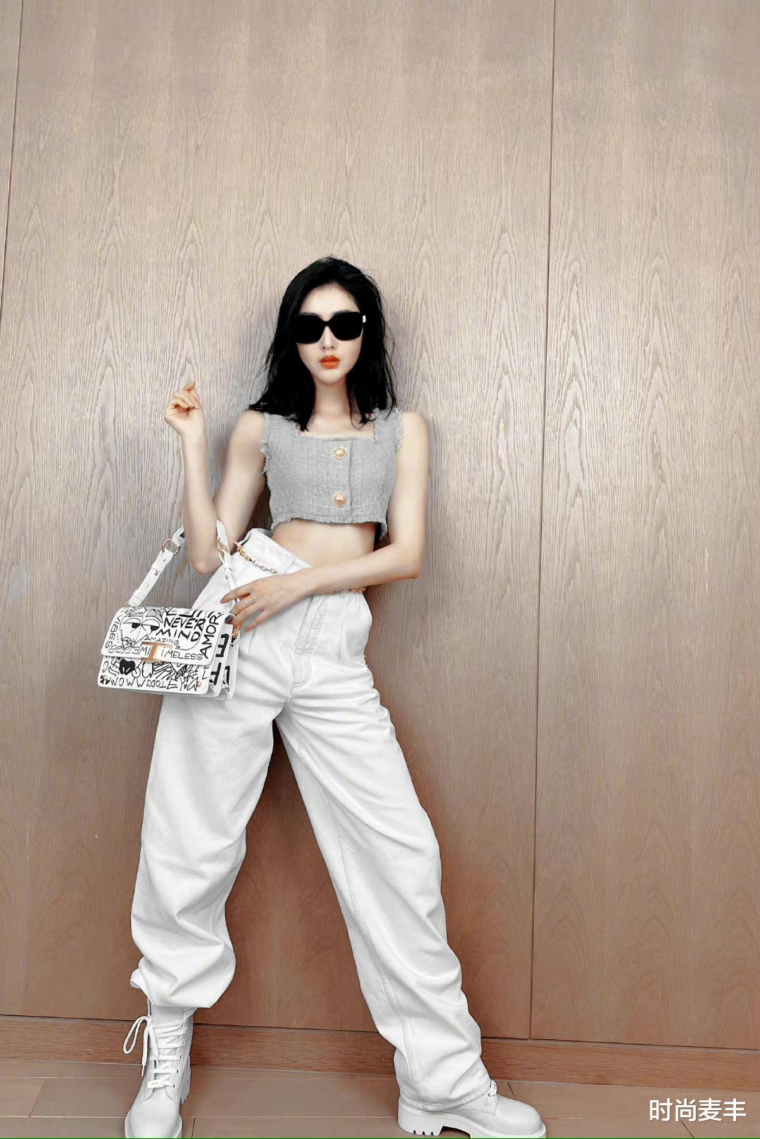 时尚麦丰|张天爱这是要女团出道吗？小香风绿色吊带露出小蛮腰，性感又显腿长