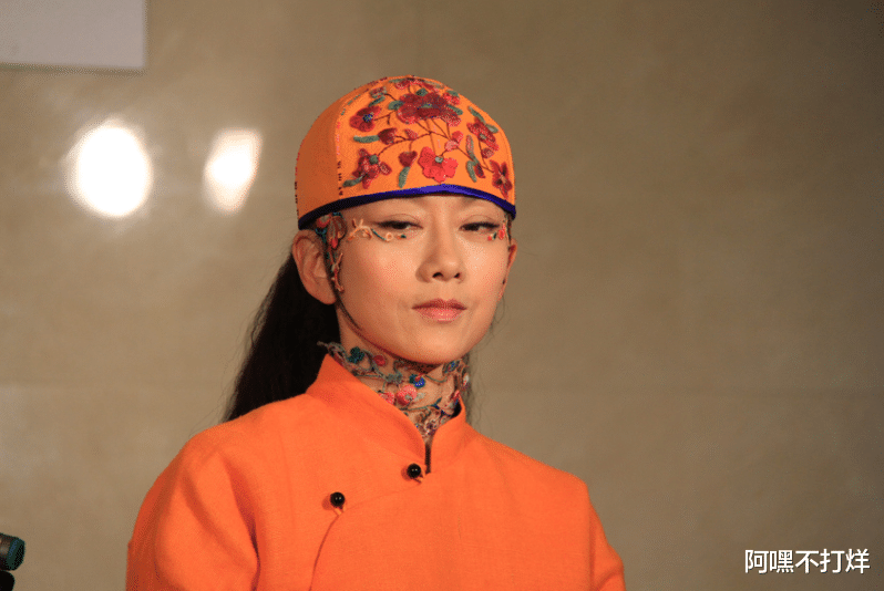 杨丽萍|杨丽萍与男徒弟跳舞太投入，当镜头拉近时，网友：不好意思看