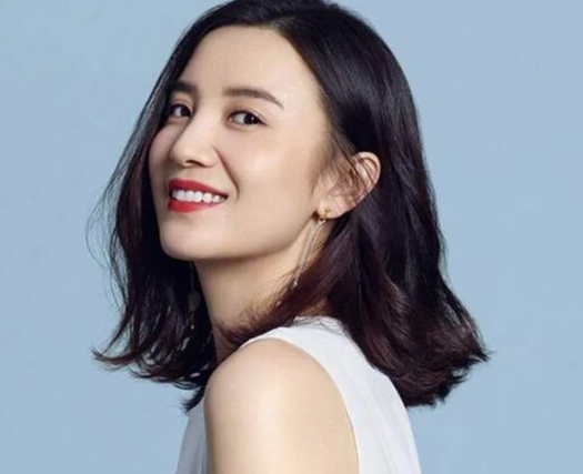 宋佳|宋佳越来越有韵味，大胆挑战“杜蕾液体裙”，39岁美到骨子里！