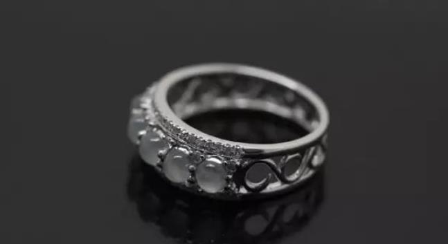 翡翠|翡翠的镶嵌也有不同方式，玉石如果被四个爪子包围，那便是爪镶法