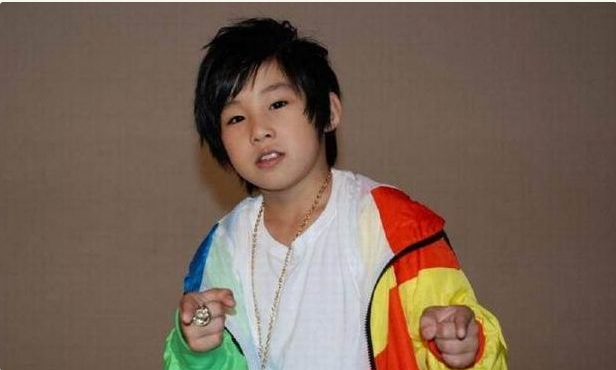 周杰伦|9岁现场飙舞被周杰伦赏识，家人砸锅卖铁为捧红他，如今却成这样