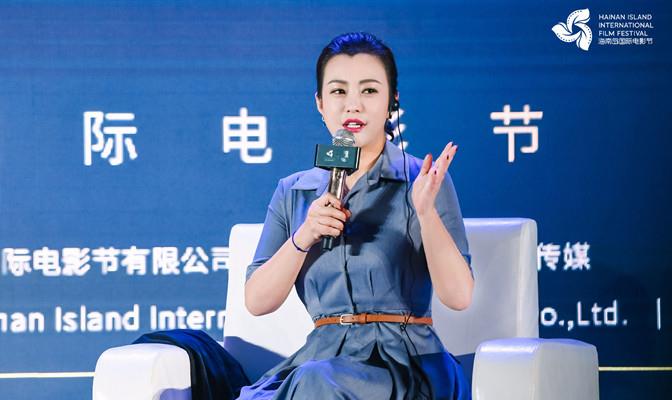 方脸妹说时尚|郝蕾这次逆袭了，43岁穿大白裙入职当老师，座谈会侃侃而谈超严肃