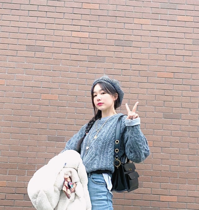 孙艺珍|徐梦洁真是女孩穿搭典范，毛衣配牛仔裤休闲随性，马尾辫减龄俏皮