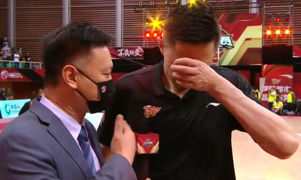 广东男篮|总冠军的礼遇！广东男篮回家被球迷欢迎，赵睿人气输给39岁大功臣