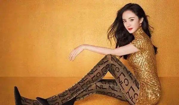 杨幂|美女杨幂身着红裙大长腿抢镜！雪肤玉貌太性感火辣