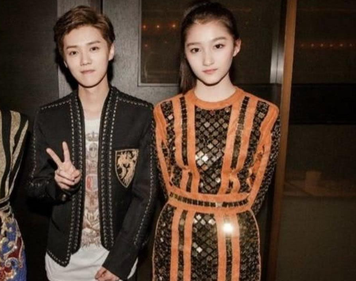 鹿晗|关晓彤故意用水泼鹿晗，气得鹿晗拿起扫帚就冲过去，下一秒太甜了