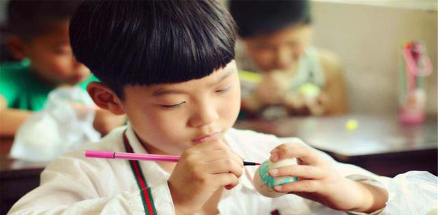 宋祖儿|有种“发育过猛”叫宋祖儿，深V礼服大秀事业线，网友：火辣身材