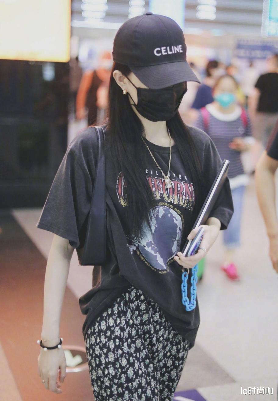 lo时尚咖|徐璐穿“奶奶印花裙”都有时尚范，搭配复古T恤又酷又飒，挺显瘦