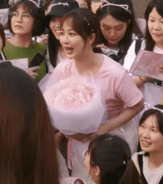 杨紫|路人镜头下的杨紫长啥样？去掉10级美颜滤镜后，终于相信李现审美