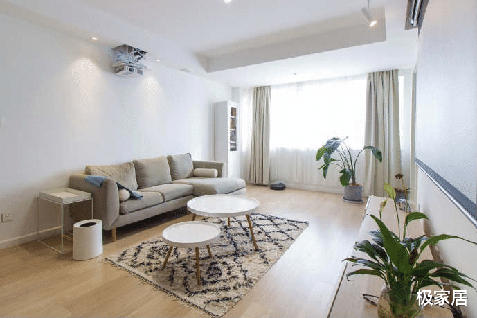 84平的小户型，用极简和纯白装饰空间，满足年轻人的需求