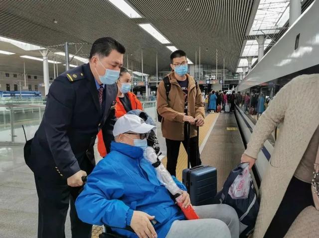 吉林日报 60岁以上老人坐火车优先安排下铺！这份出行指南转给咱爸妈→