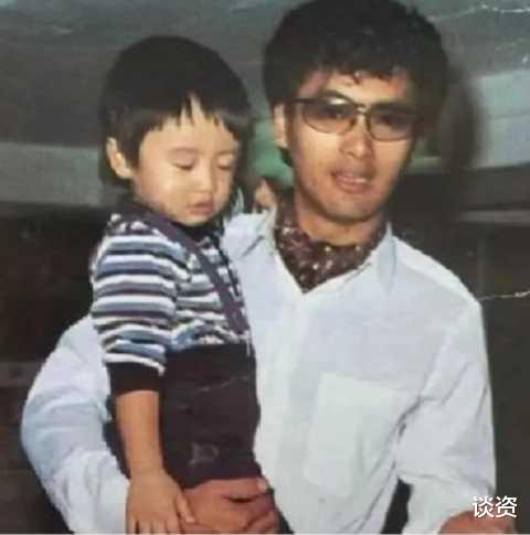 周润发|40岁谢霆锋晒与65岁周润发自拍，臃肿老态似同龄人，发哥鬓角花白抢镜