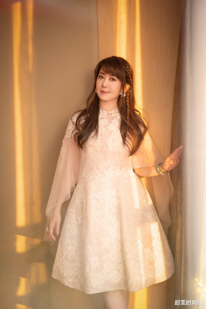 刘海|52岁孟庭苇被赞太年轻,刘海粉裙甜美范,如何拗出少女感