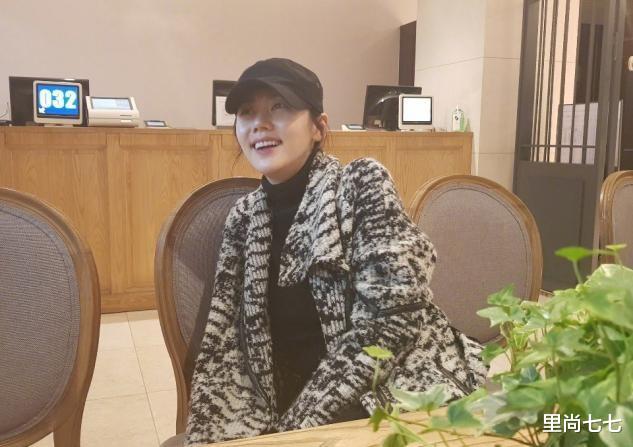 秋瓷炫|秋瓷炫婚变后首次秀恩爱，穿奶奶棉袄老太多，素颜出镜大脑门抢眼