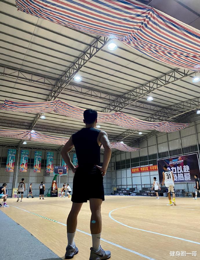 健身圈一哥 是篮球教练也是健身达人,撸铁锻造出霸气腹肌,麒麟臂健壮给力!