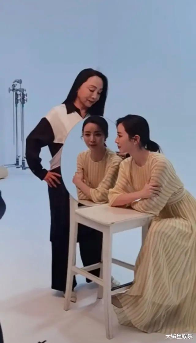 陈数|35岁央视主持李思思罕见与妈妈同框拍大片，母女长得堪称复制粘贴