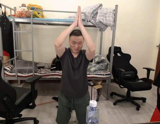 药水哥|药水哥一夜上3热搜，口嗨向佐惊动向太，虎牙为他买1000W保险