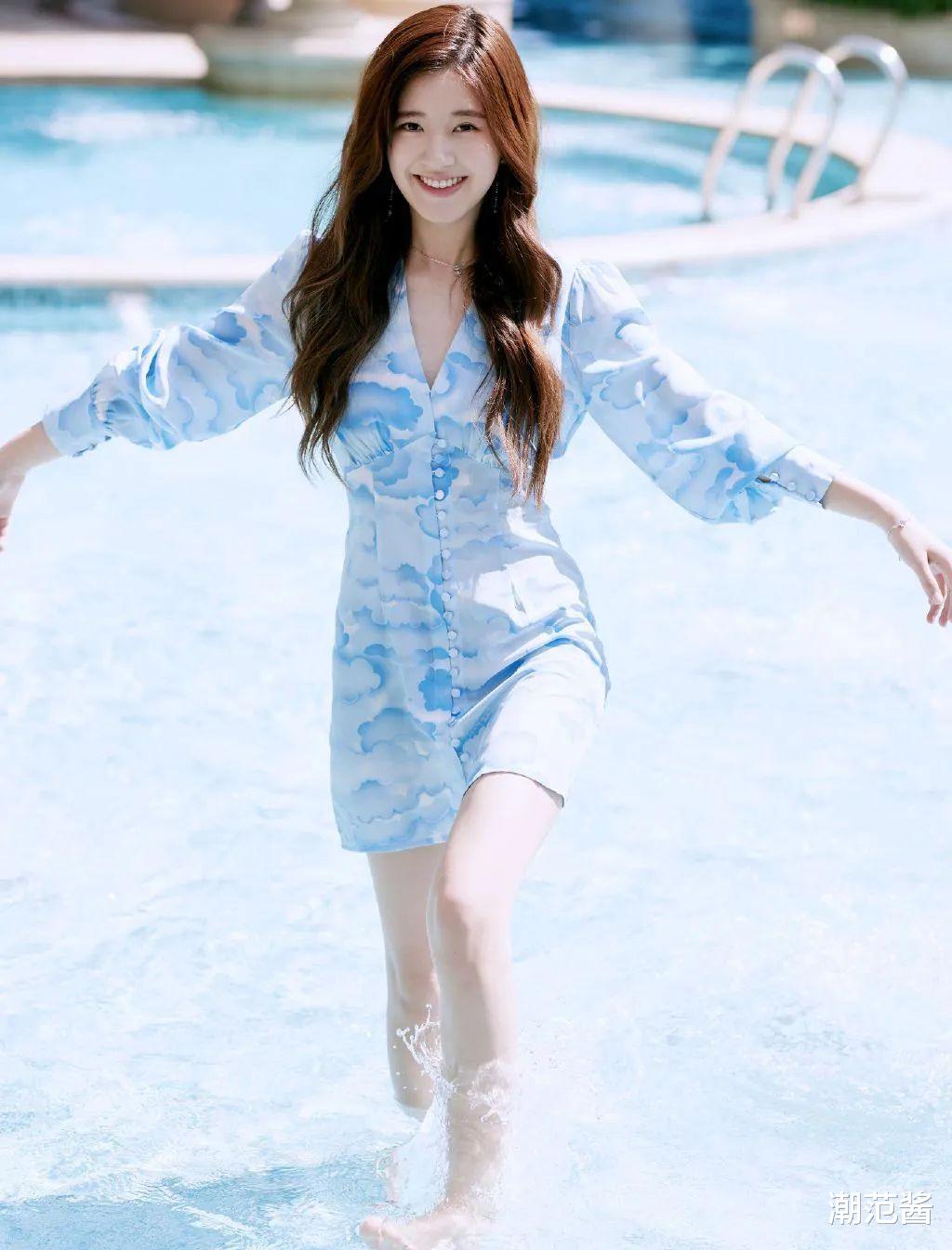 郑少秋|赵露思时尚搭配清纯甜美，不失可爱，你更喜欢蓝色还是黑色？