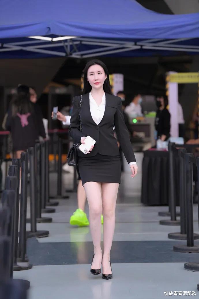 穿衣搭配|黑色西服职业套装，搭配同色高跟鞋，穿出气质满满的感觉