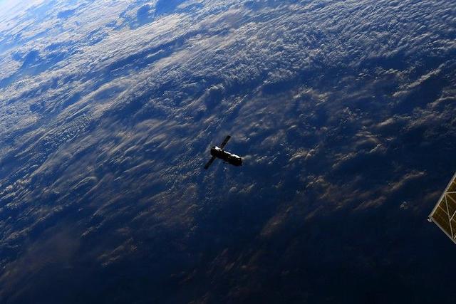 空间站 宇航员拍摄到俄罗斯空间站模块坠落，将在大气层彻底摧毁？
