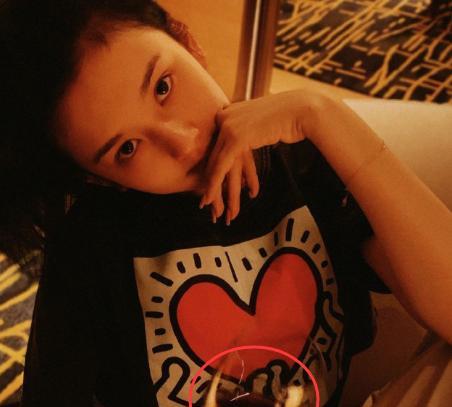 宋祖儿|宋祖儿晒居家自拍，红酒杯中倒映的人影引热议，网友：你才22岁啊