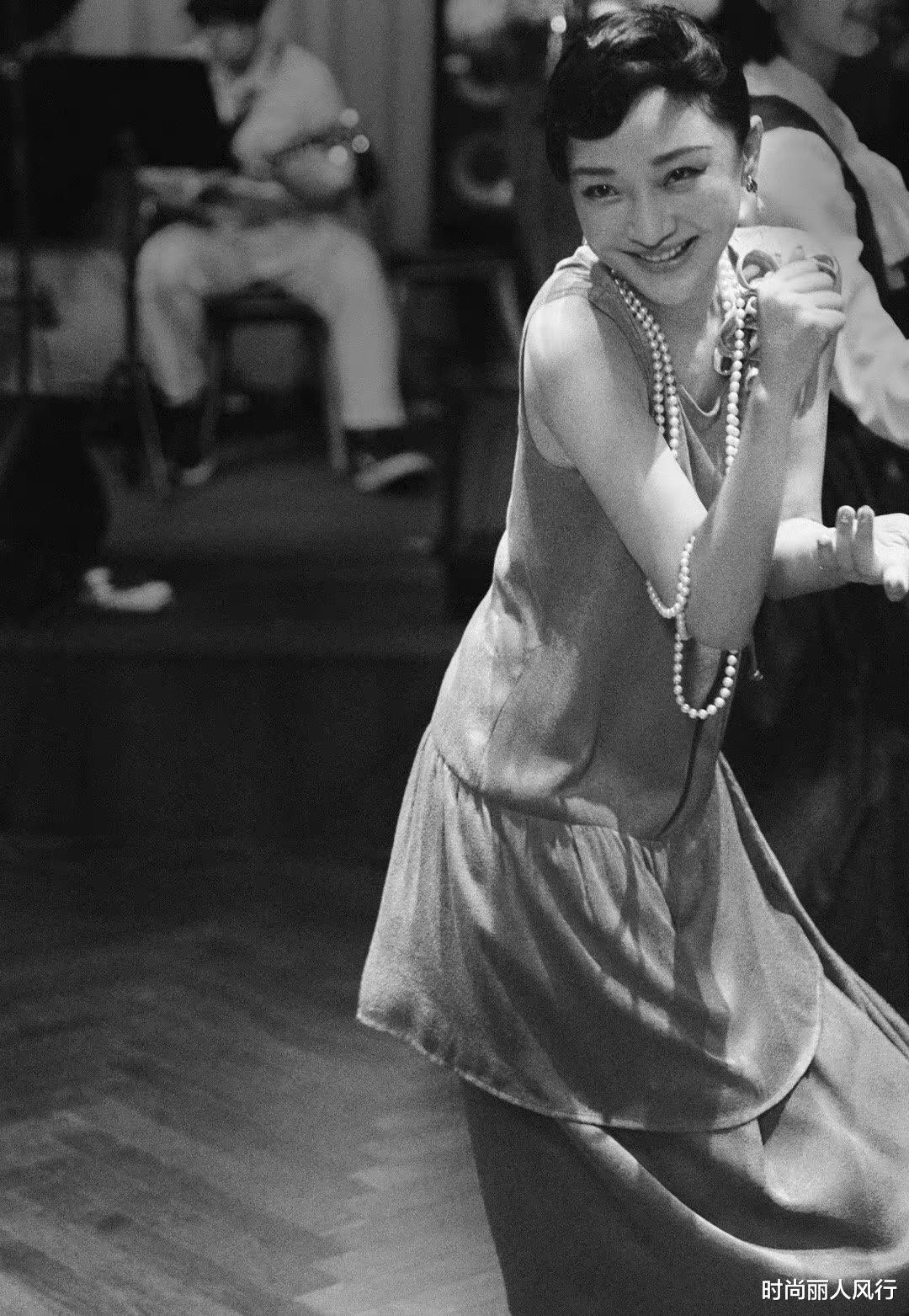 复古风|周迅又一次惊艳到大家！穿美式复古风跳舞风情万种，电影脸太绝了