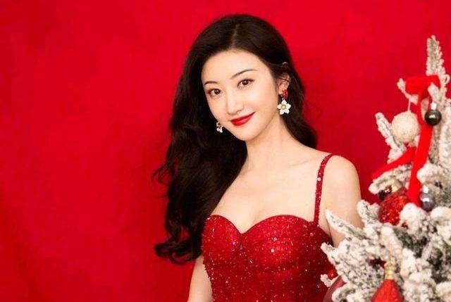 景甜|景甜身材有多“辣”？出席活动直接穿块布，成全场焦点