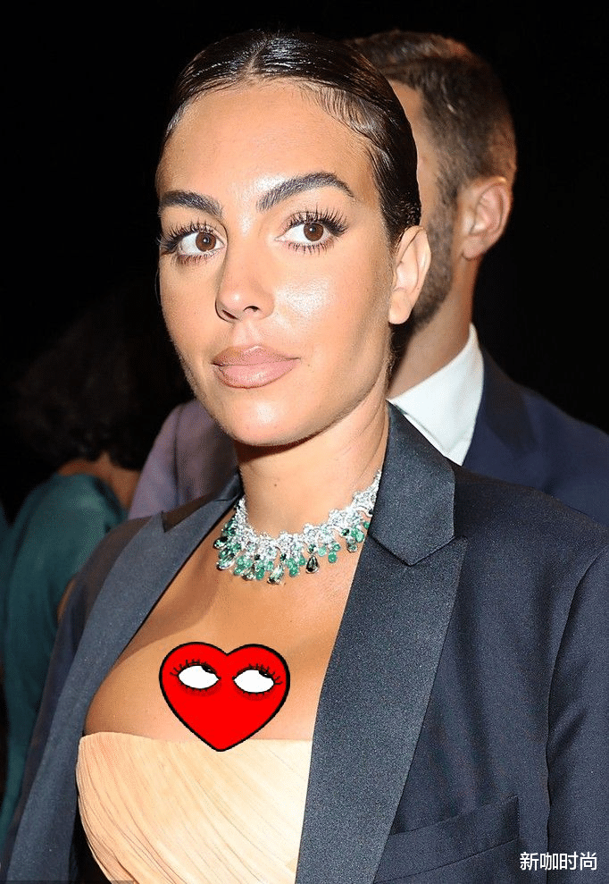 新咖时尚|乔治娜用西服配抹胸裙，性感与气场并存，不愧是能俘获C罗的女人