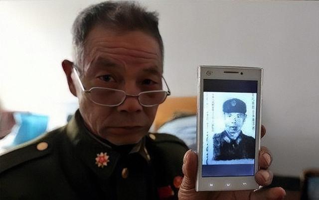 裘克谈史 老农扫墓竟然发现了自己的墓碑，原来此前在战场负伤，失去了联系