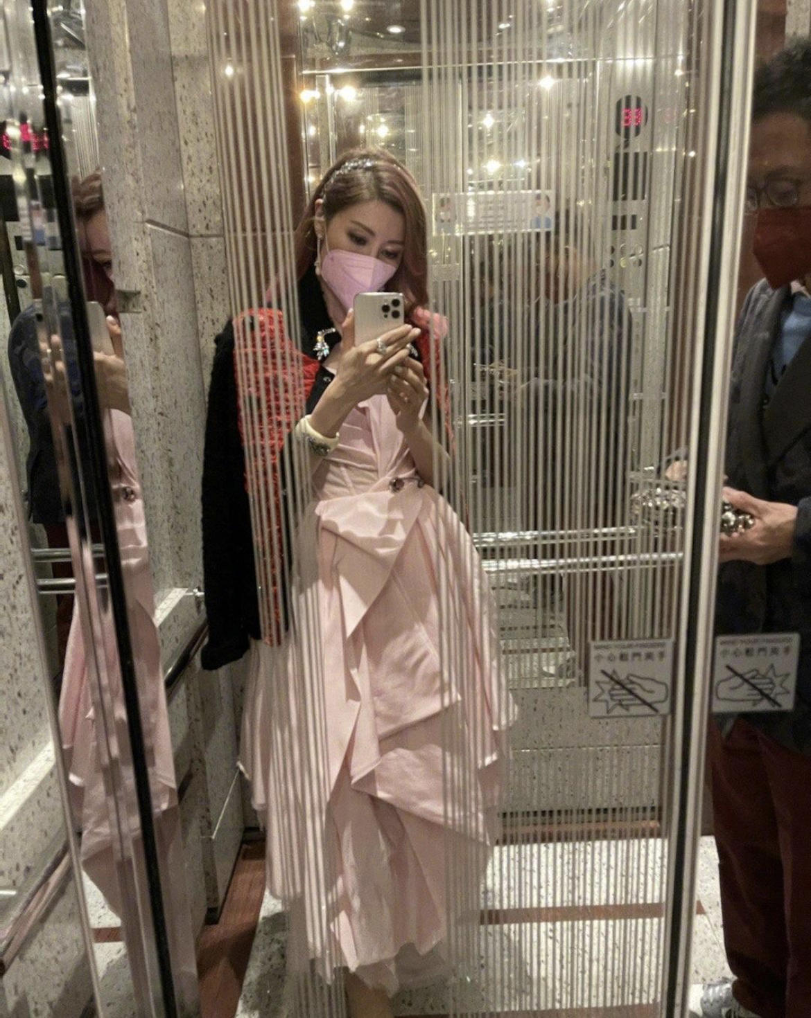 何有强|“豪门太太”李嘉欣气质绝了！穿一件灰色的吊带裙亮相，高贵大气