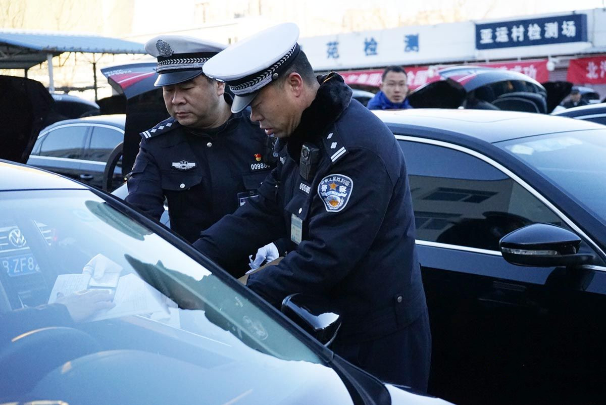 天下未来车 交警在查车时会摸一下车屁股, 你有留意到么，是什么意思?