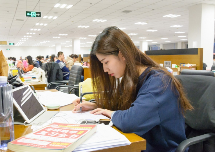 求职|专科学生毕业后都在干什么？大多数不愿意当蓝领，现实原因是根本