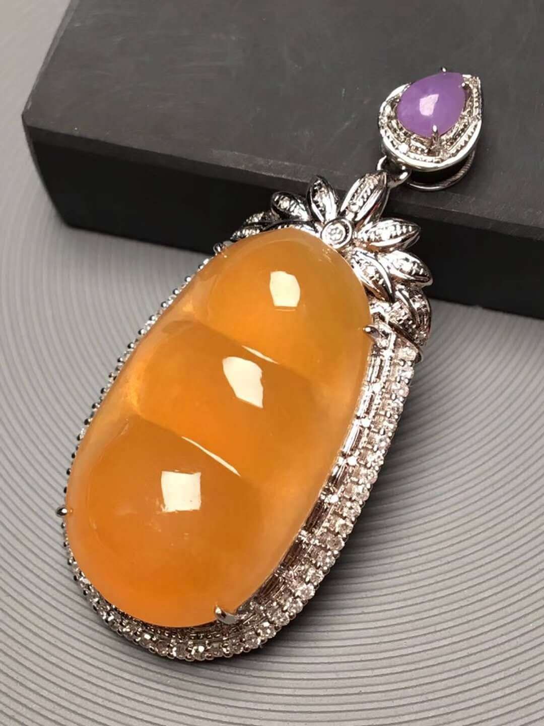 哈轩翡翠 被名字耽误的极品「鸡油黄」翡翠,实在是太惊艳了!