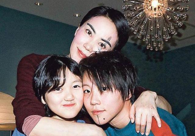 李嫣|偶遇王菲15岁女儿李嫣,穿超短裤包不住臀,拎两万元小菜篮亮了