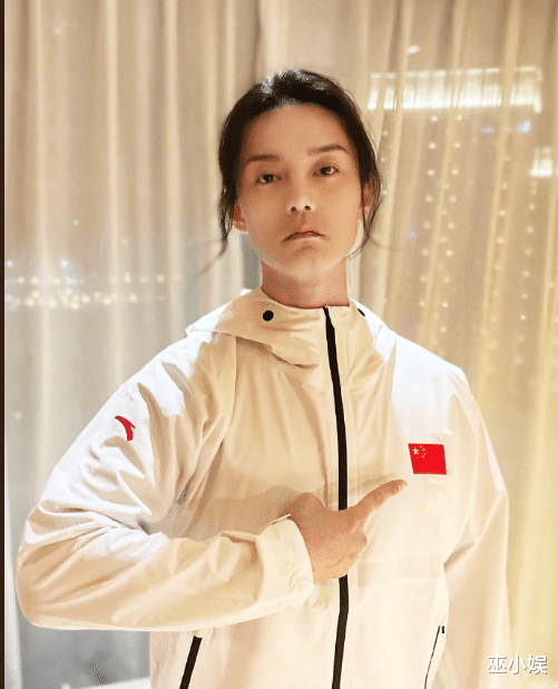 尹正|尹正近照被指太阴柔？留长发打扮太女性，网友直呼接受不了？