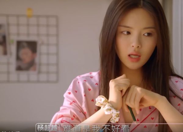 杨超越|杨超越节目宿舍曝光,谁注意她床边贴的海报?网友:确定女明星