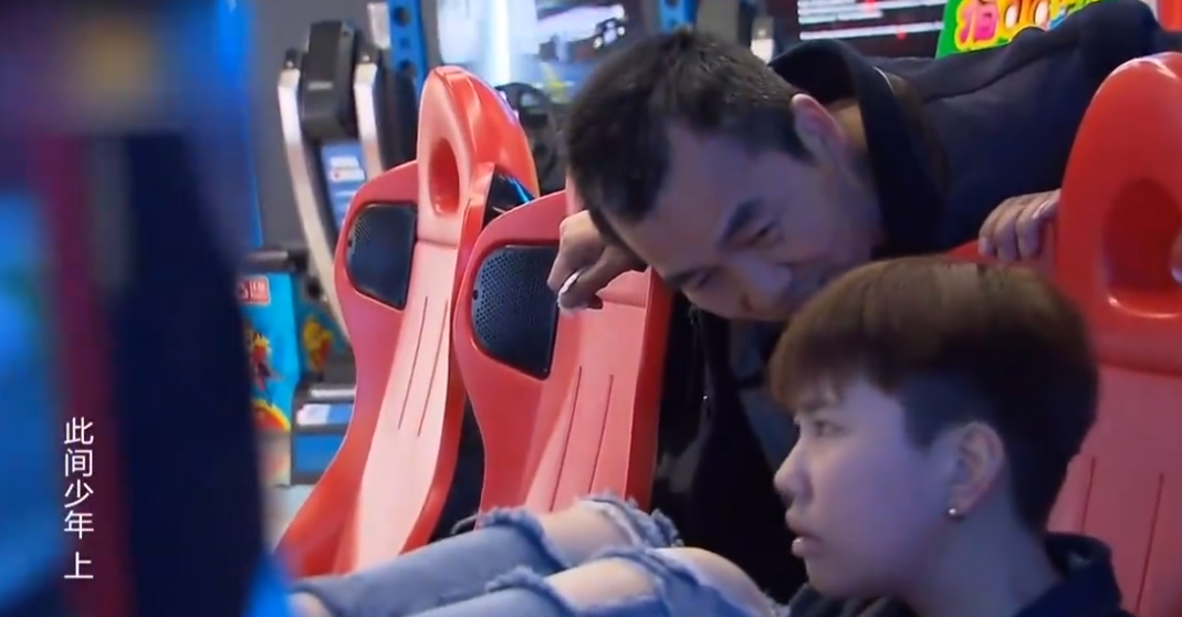 李宏毅|《变形计》里与李宏毅打架，14岁辍学的陈佩雯，如今却整容过度？