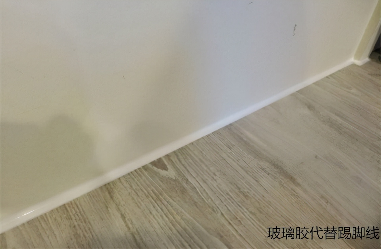 嫌踢脚线太难看，能不装吗？师傅说暗贴踢脚线才是最棒的