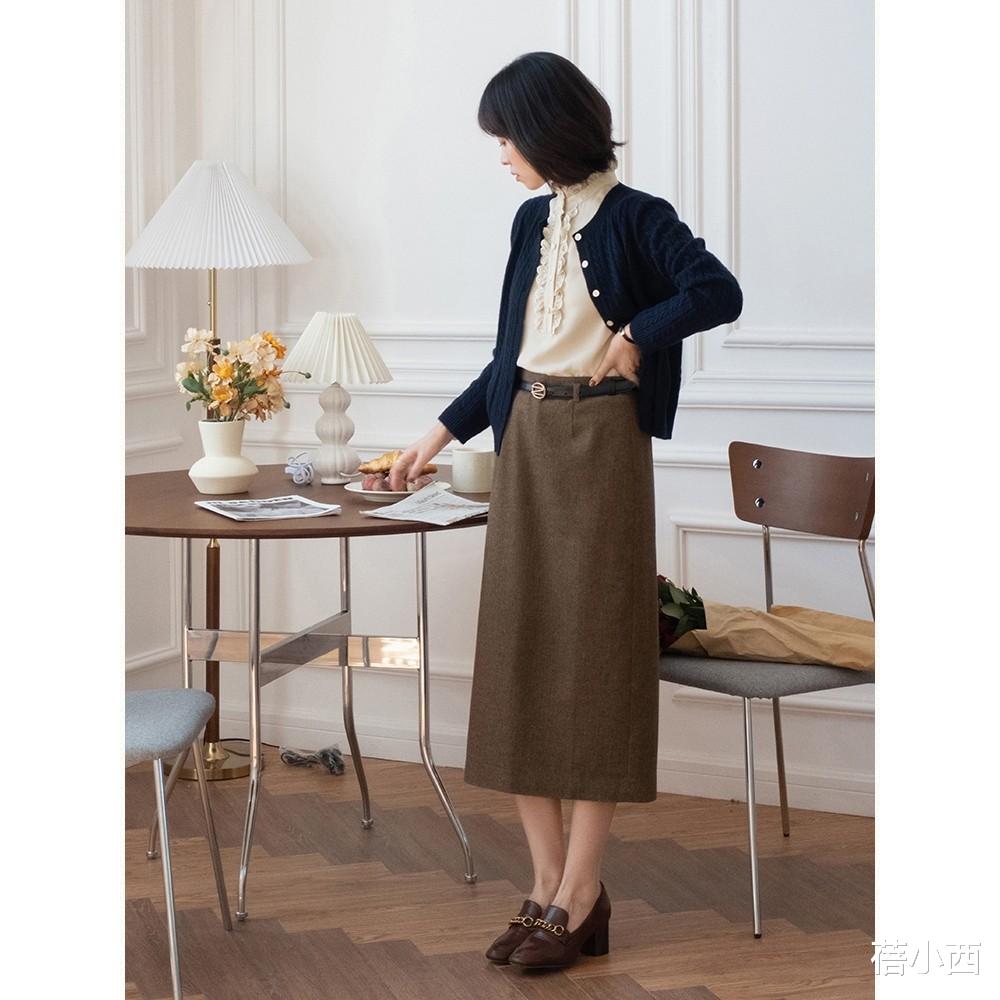 蓓小西 今年火了一种穿搭,叫“针织衫+半身裙”,不仅知性而且超有气质